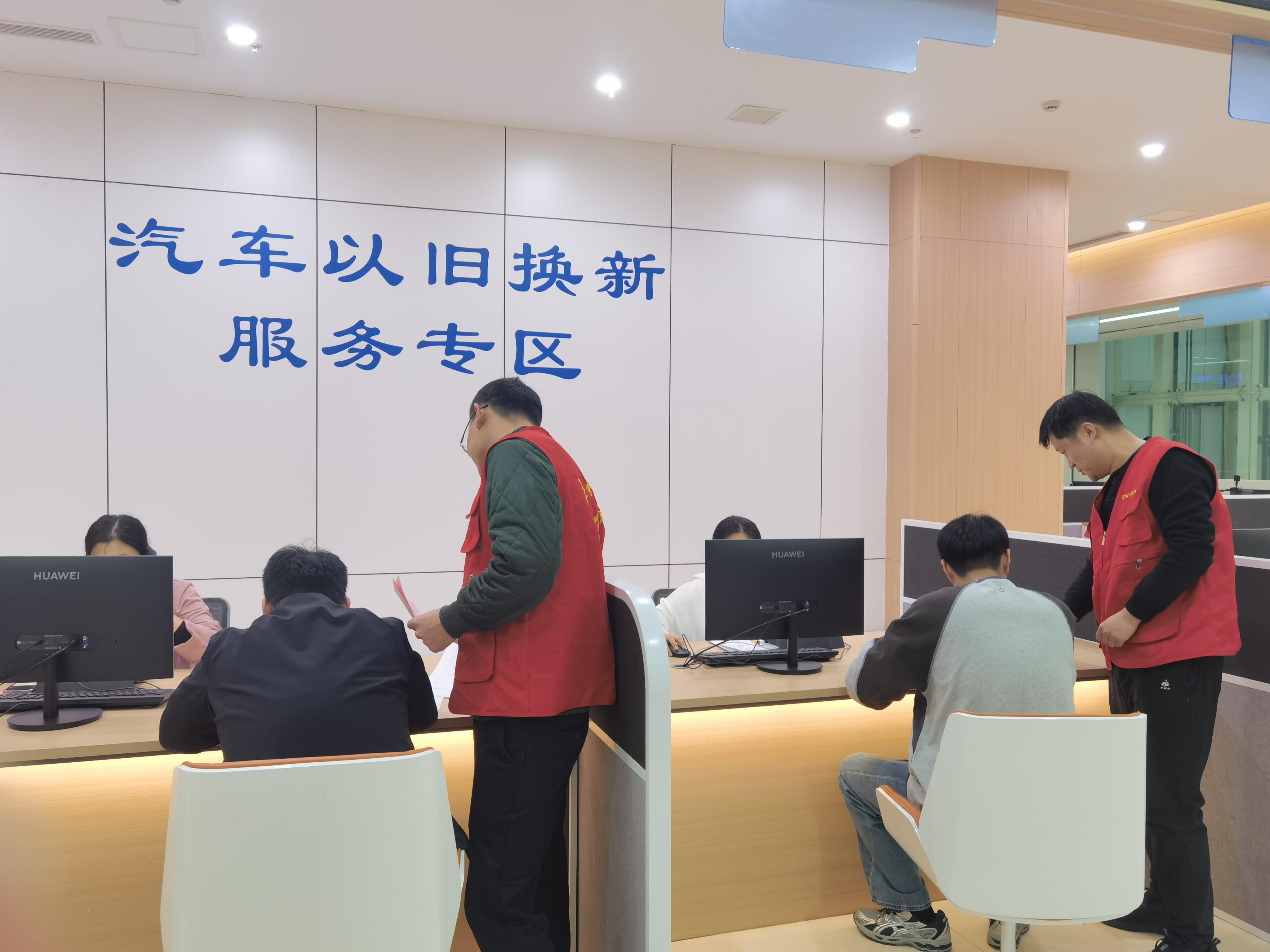 市商务局开展“学雷锋 践初心”青年志愿服务活动